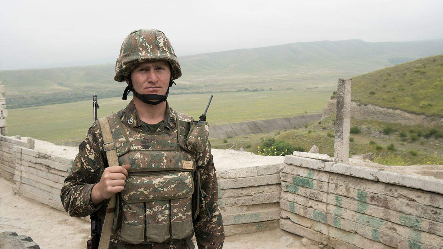 Militari armeni sulla "linea di contatto", il sistema di trincee, ultra-militarizzato, che segna il confine tra il Nagorno Karabakh e l'Azerbaigian