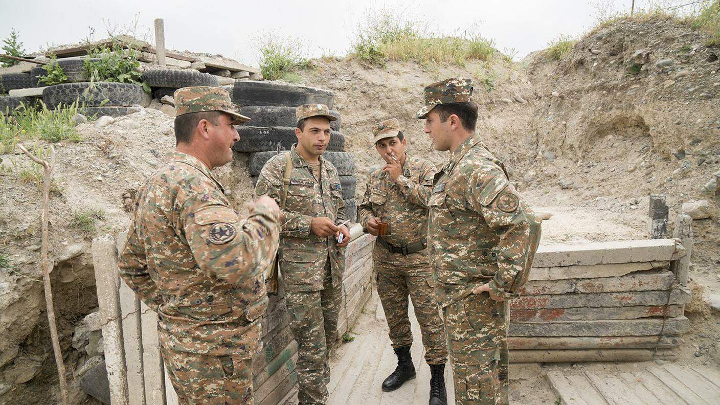 Militari armeni sulla "linea di contatto", il sistema di trincee, ultra-militarizzato, che segna il confine tra il Nagorno Karabakh e l'Azerbaigian