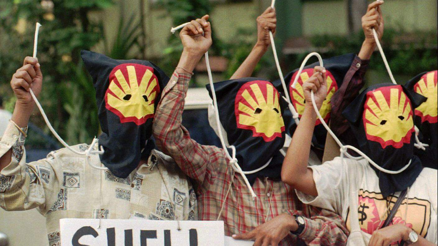 Attivisti per i diritti umani inscenano una finta impiccagione nei pressi di un ufficio Shell Oil a Bombay lunedì 10 novembre 1997, in memoria del secondo anniversario della morte di Ken Saro-Wiwa, ambientalista nigeriano e attivista per i diritti umani.