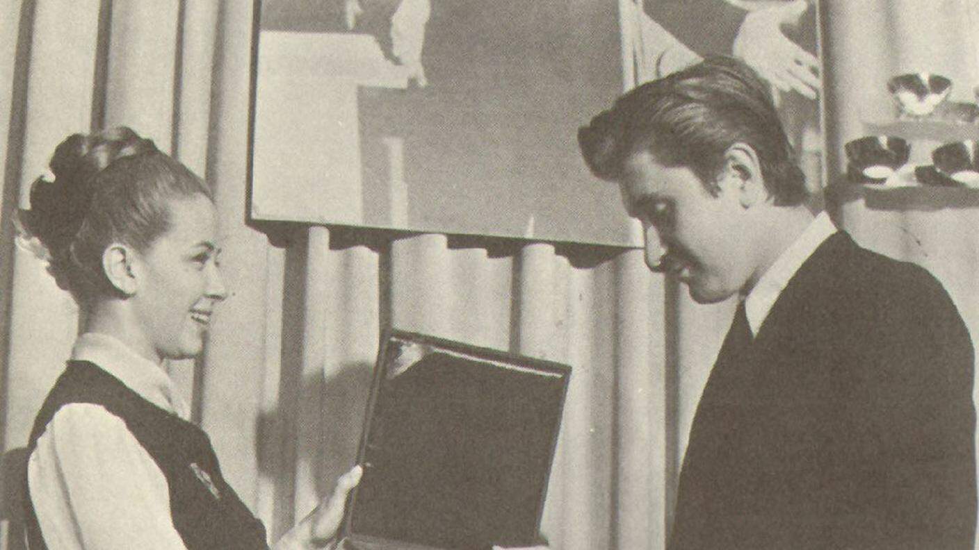 Laura Efrikian consegna a Bobby Solo il Disco d'Oro per il milione di copie vendute di Una lacrima sul viso (maggio 1964)