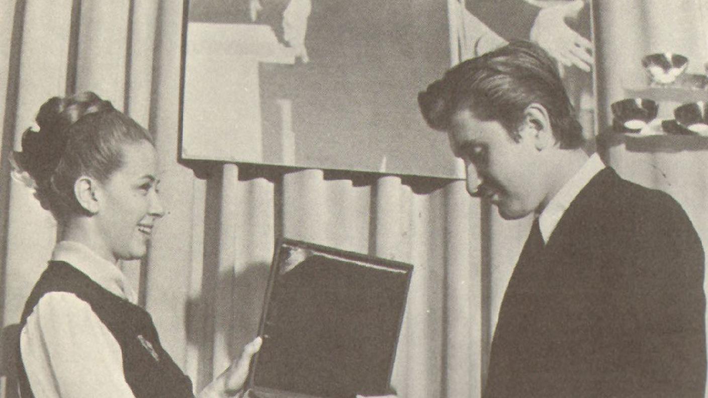 Laura Efrikian consegna a Bobby Solo il Disco d'Oro per il milione di copie vendute di Una lacrima sul viso (maggio 1964)