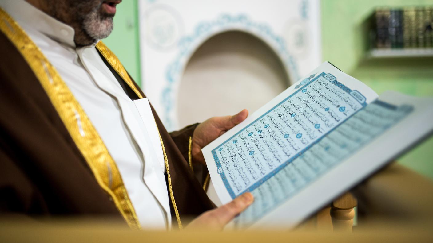 Un imam impegnato nelle letture del Corano presso la moschea di Lugano