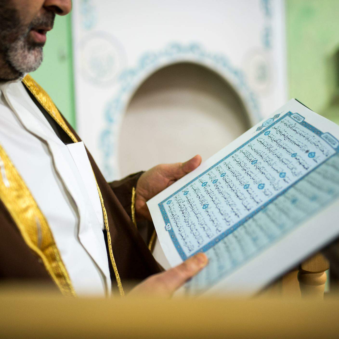 Un imam impegnato nelle letture del Corano presso la moschea di Lugano