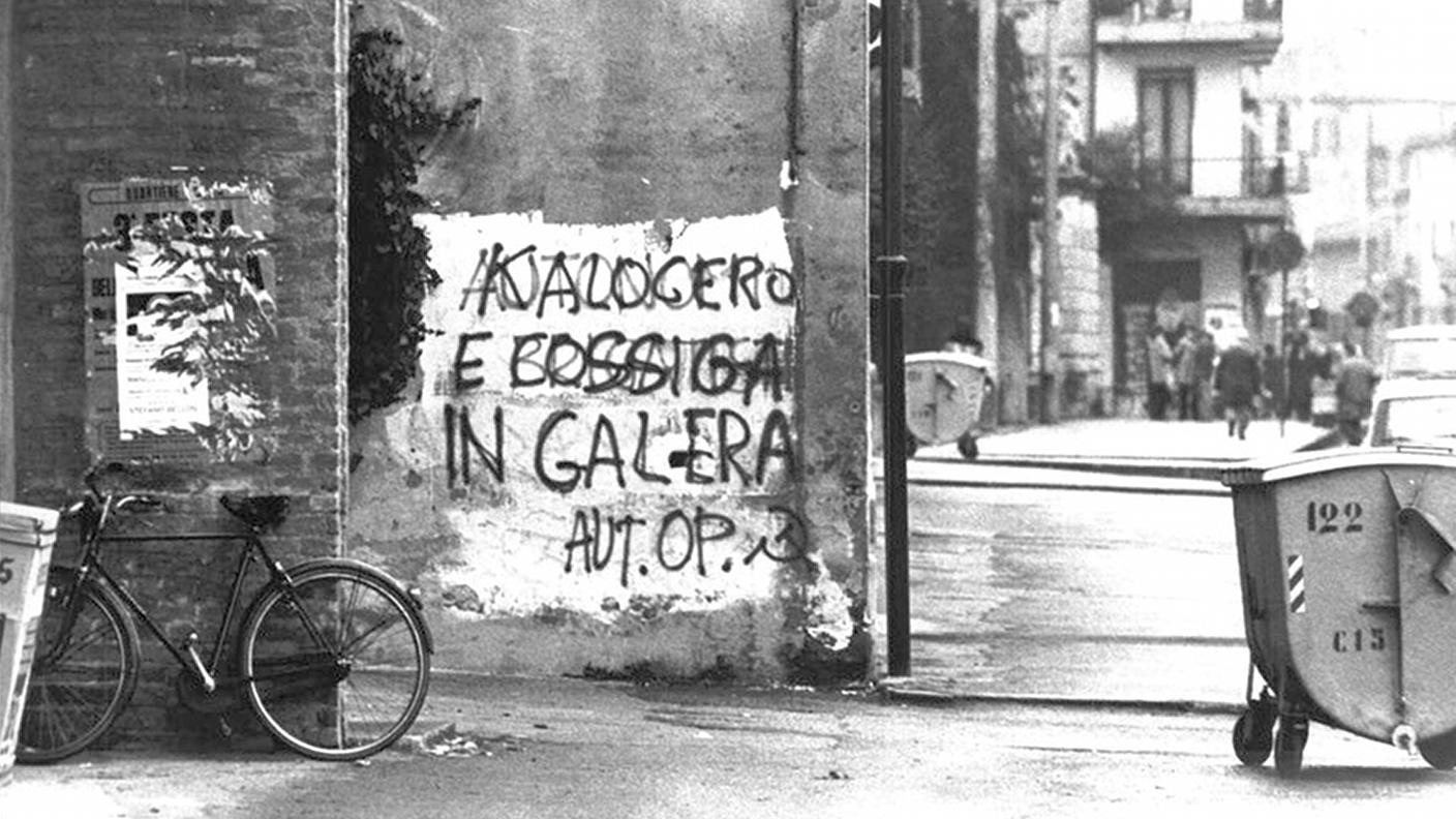 Anni settanta: scritta murale di Autonomia Operaia contro il giudice Calogero e Francesco Cossiga