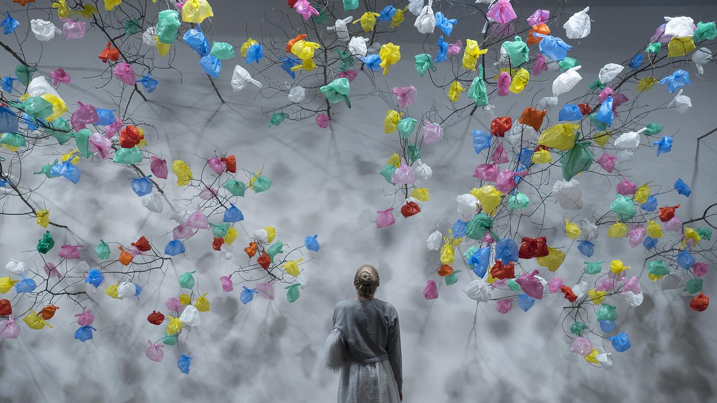 “Plastic Tree” (2014) di Pascale Marthine Tayou