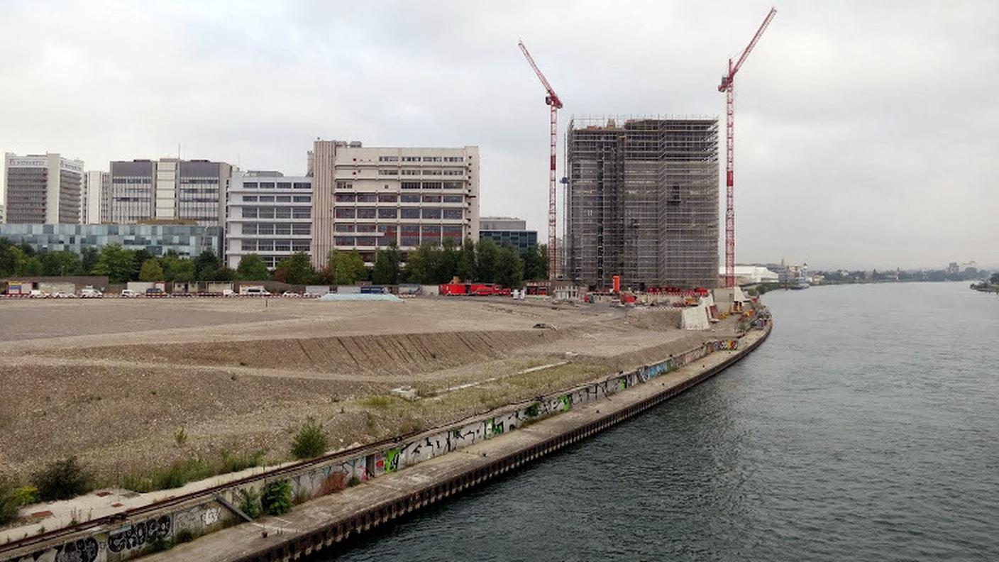 I LAVORI DEL CAMPUS LUNGO IL RENO E LA TORRE IN COSTRUZIONE IDEATA DAGLI ARCHITETTI BASILESI HERZOG&DE MEURON (© RSI - Sonja Riva)