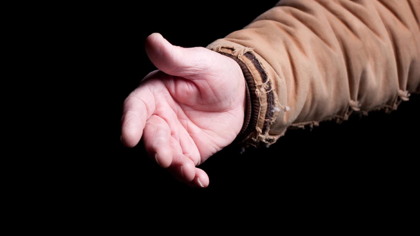 iStock_profughi_solidarieta_aiuto_mano_poverta.jpg