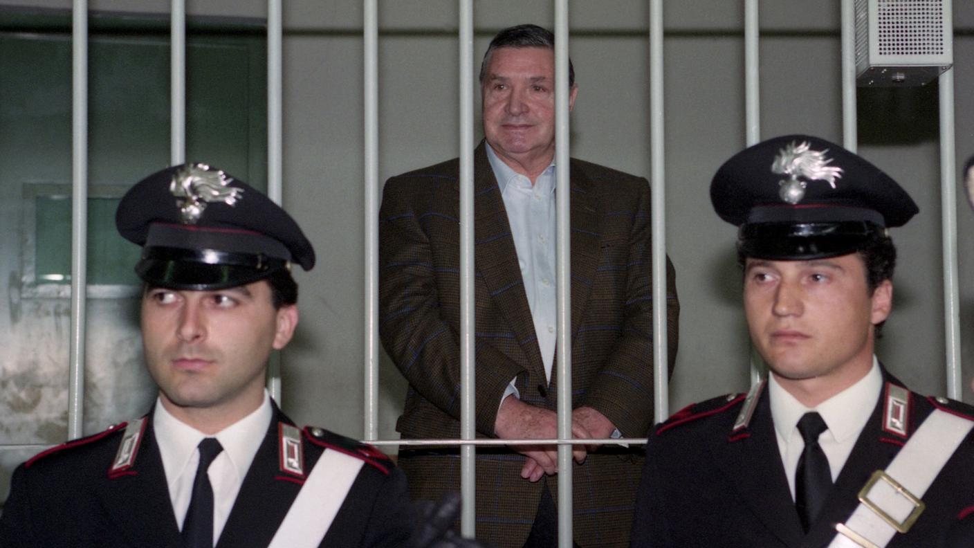 Il boss Salvatore "Totò" Riina a processo nel 1993 a seguito dell'uccisione del magistrato italiano Giovanni Falcone