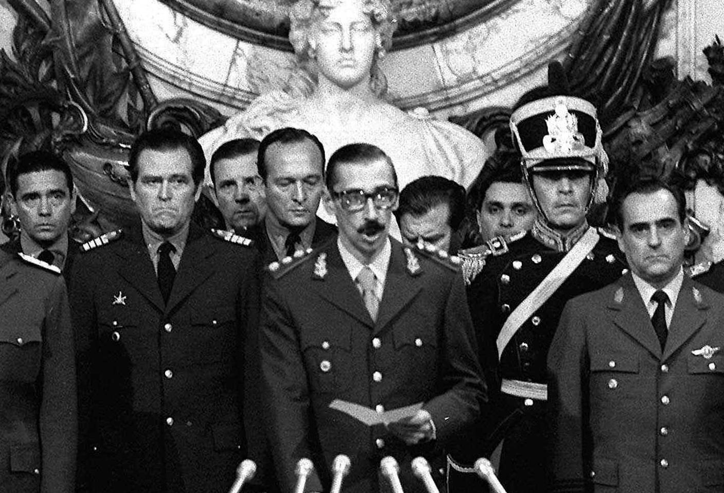 Il dittatore argentino, Generale Jorge Rafael Videla, al centro, presta giuramento come presidente presso la Casa del Governo a Buenos Aires, in Argentina