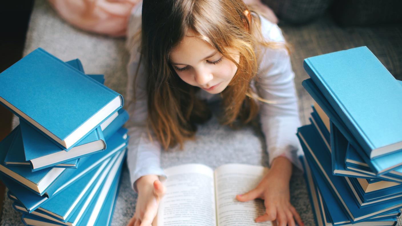 Bambina che legge un libro 