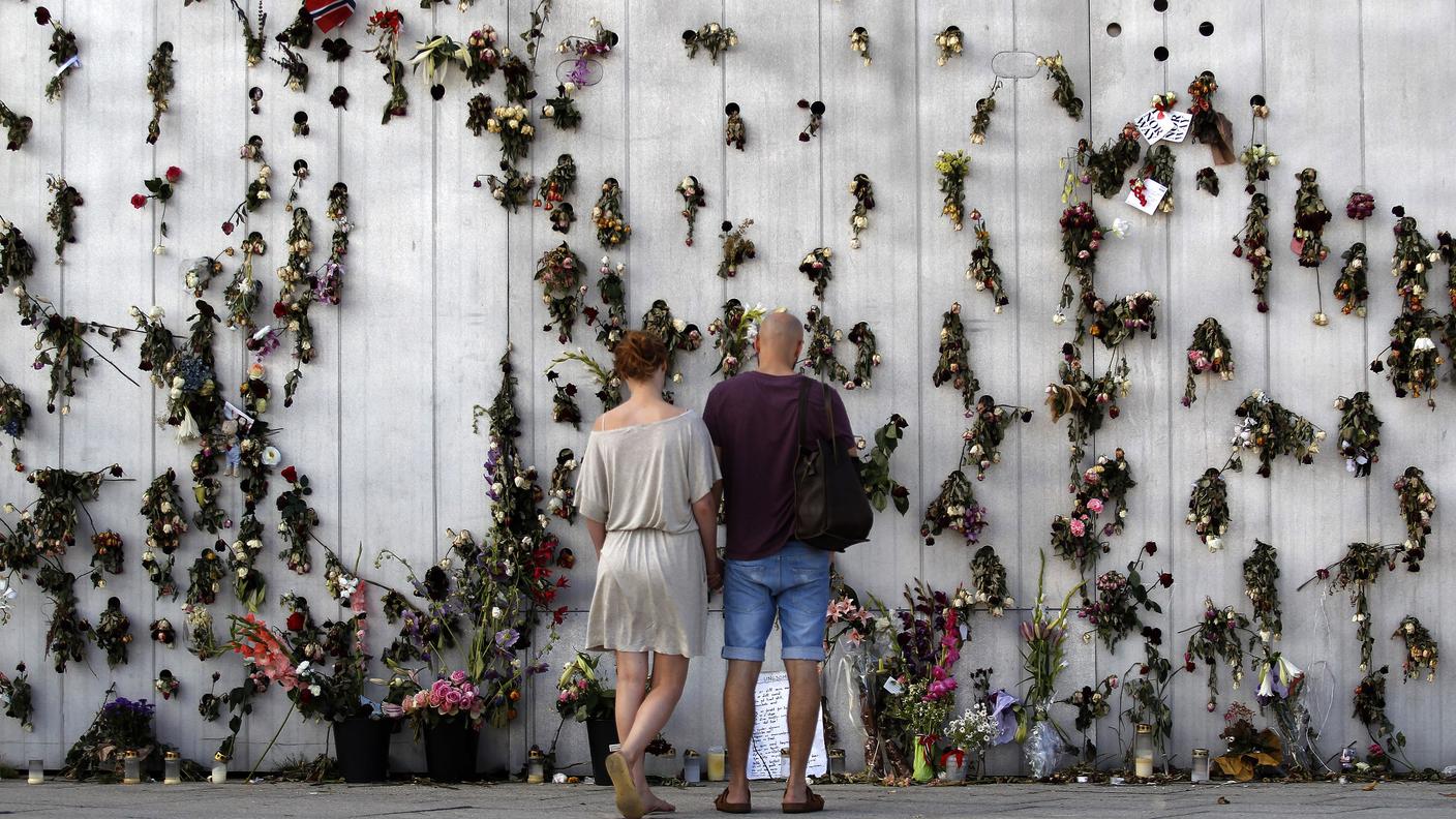 Parete decorata con fiori in memoria delle vittime della strage di Utoya, Oslo (Reuters)