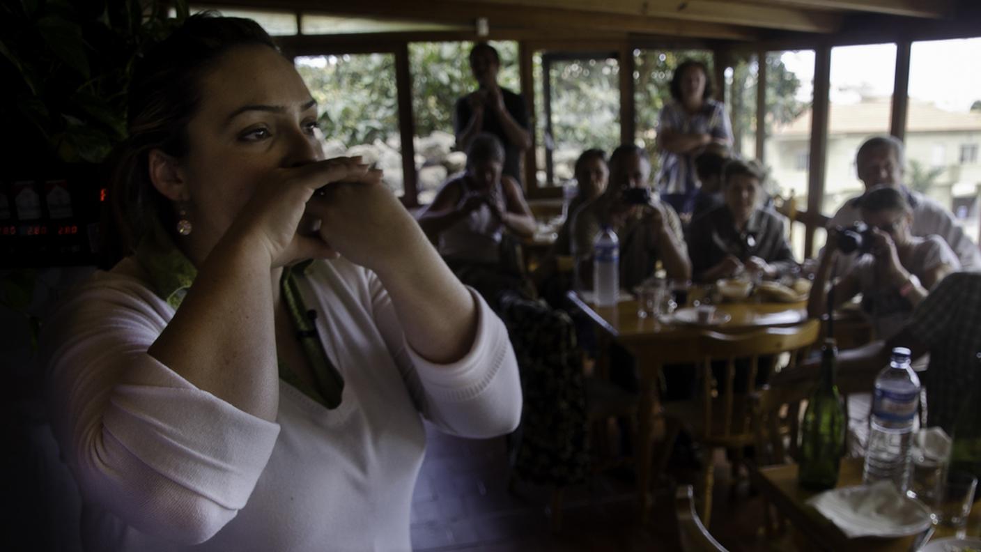 Cira, 25 anni, ha imparato il silbo gomero da bambina. Oggi anima le dimostrazioni di silbo per i turisti nel ristorante di Don Antonio (foto © RSI - Guido Votano)