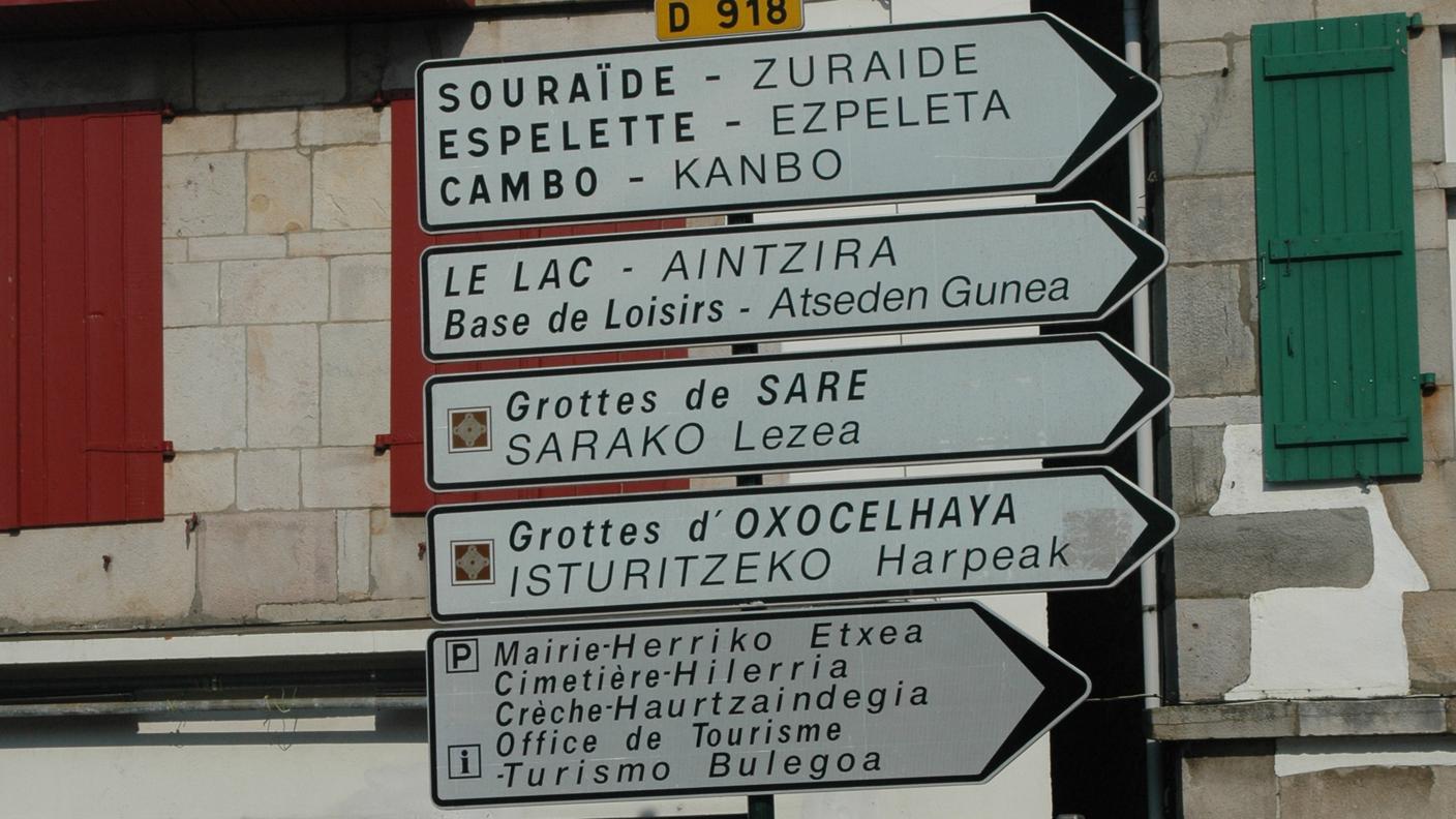 Segnaletica bilingue in francese e basco