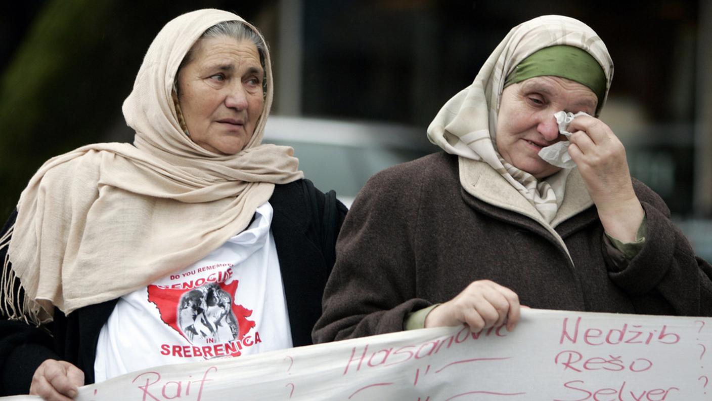 Donne bosniache attendono la sentenza della Corte Internazionale dell'Aja, Paesi Bassi (Keystone)