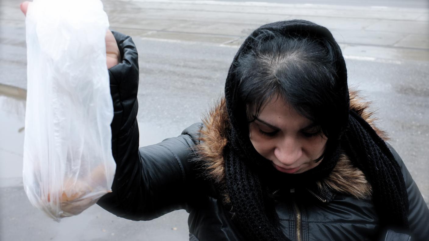 Davanti alla Cantina Soziale, in fila, per la distribuzione del cibo ((foto Enrico Bianda - © RSI))