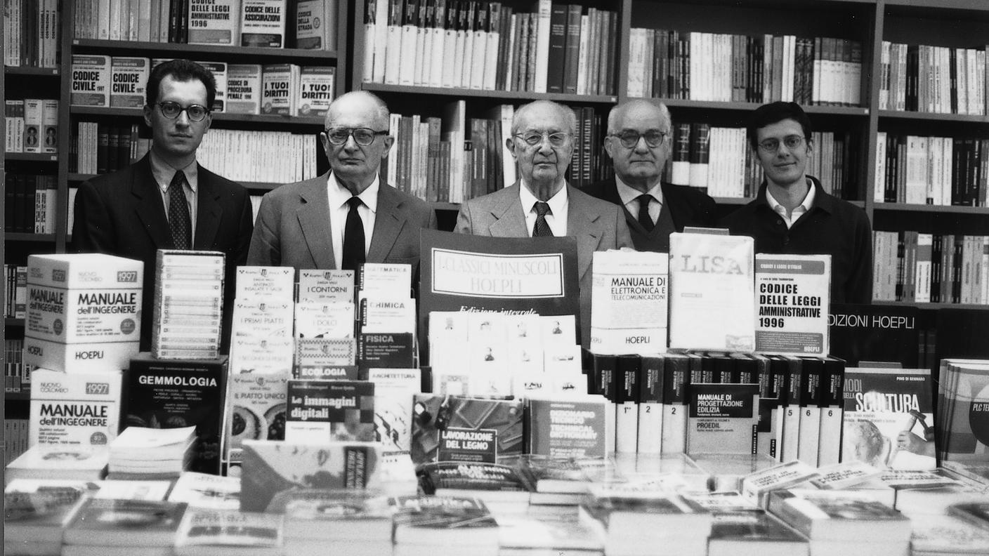 In Libreria: (da sx) Giovanni Ulrico Hoepli; Gianni Hoepli (1913 - 2006); Ulrico Hoepli (1906 - 2003), Ulrico Carlo Hoepli; Matteo Ulrico Hoepli (courtesy Barbara Hoepli)