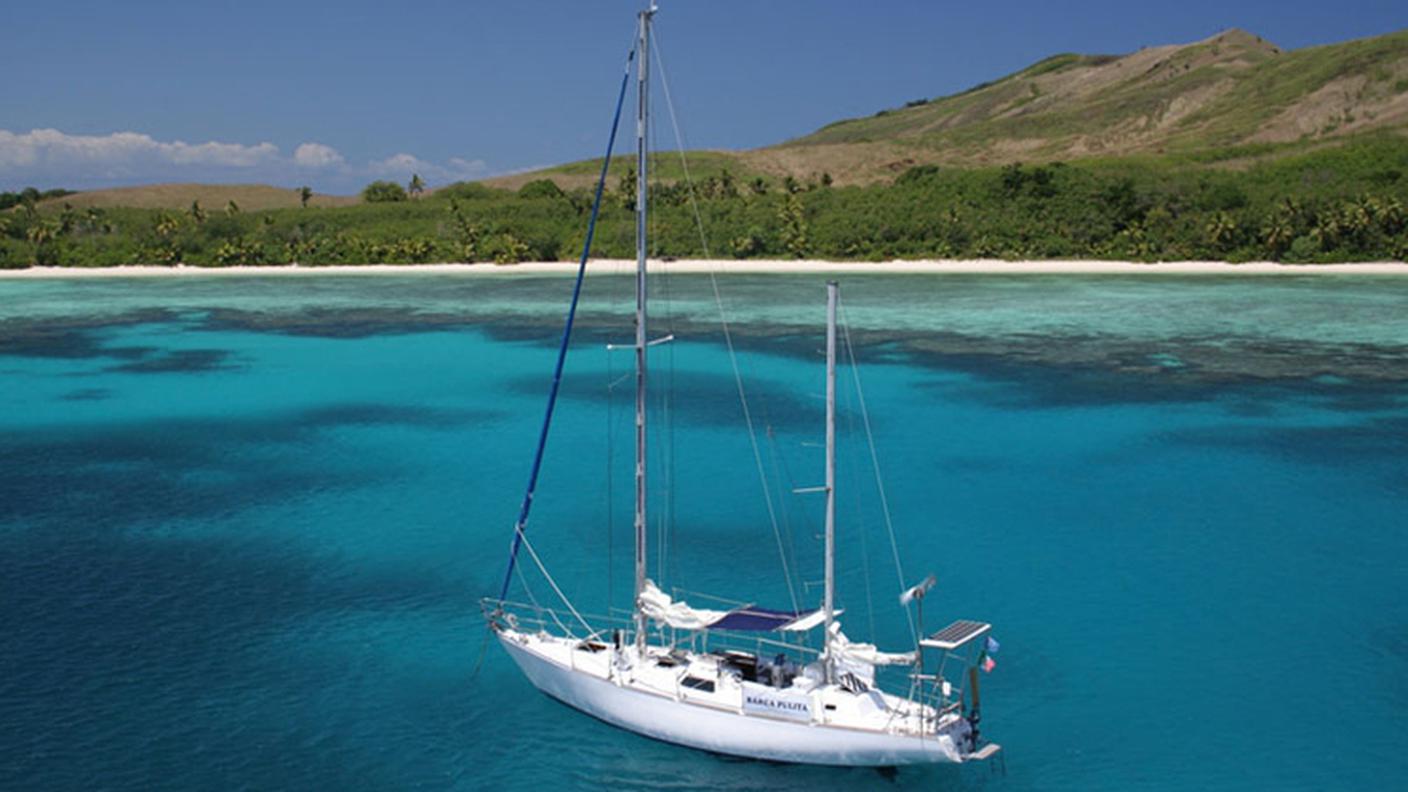Barca Pulita ancorata nell'isola di Rincha, Arcipelago di Komodo - Oceano Indiano (courtesy www.barcapulita.org)