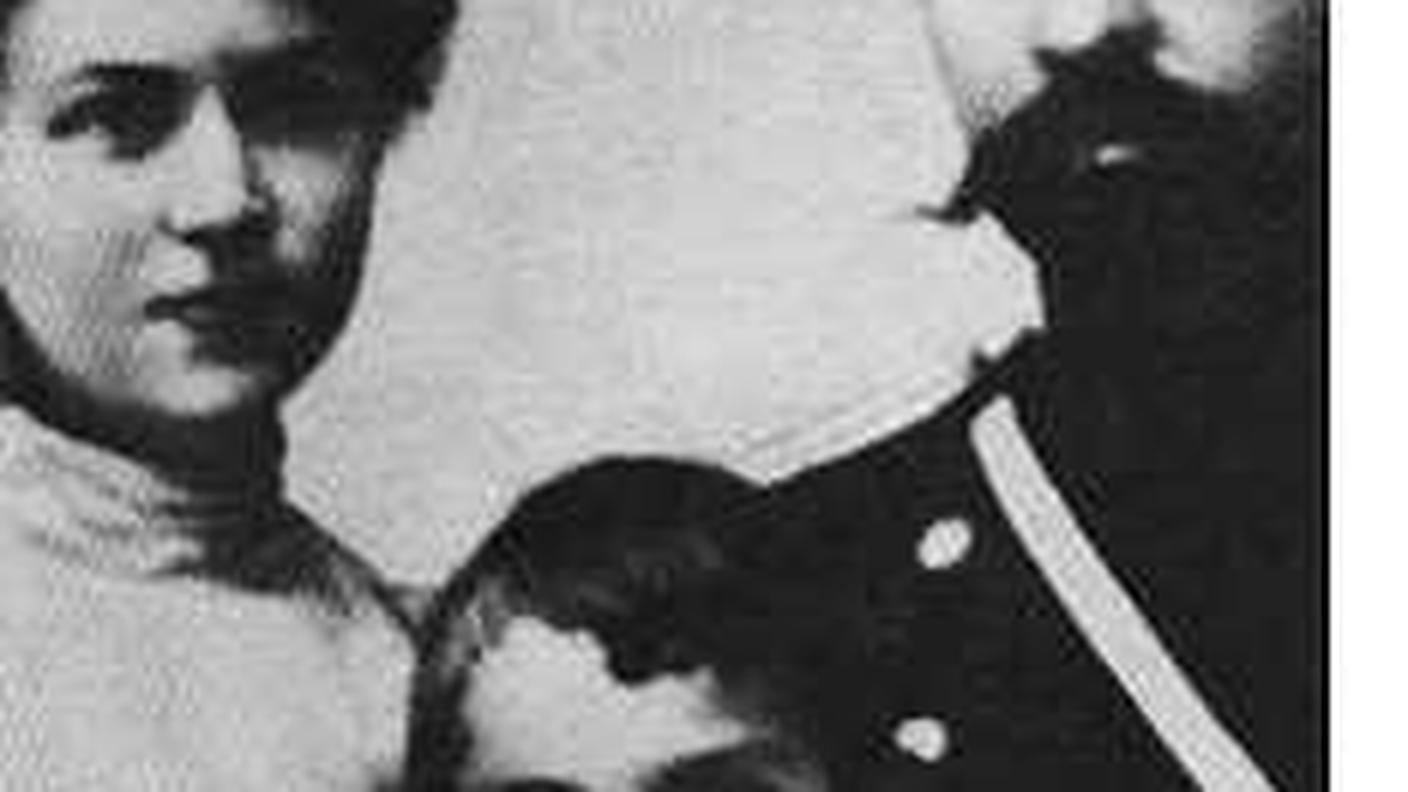 Aleksandra Kollontaj nel 1897 con il marito Vladimir e il figlio Misha (courtesy www.marxists.org)