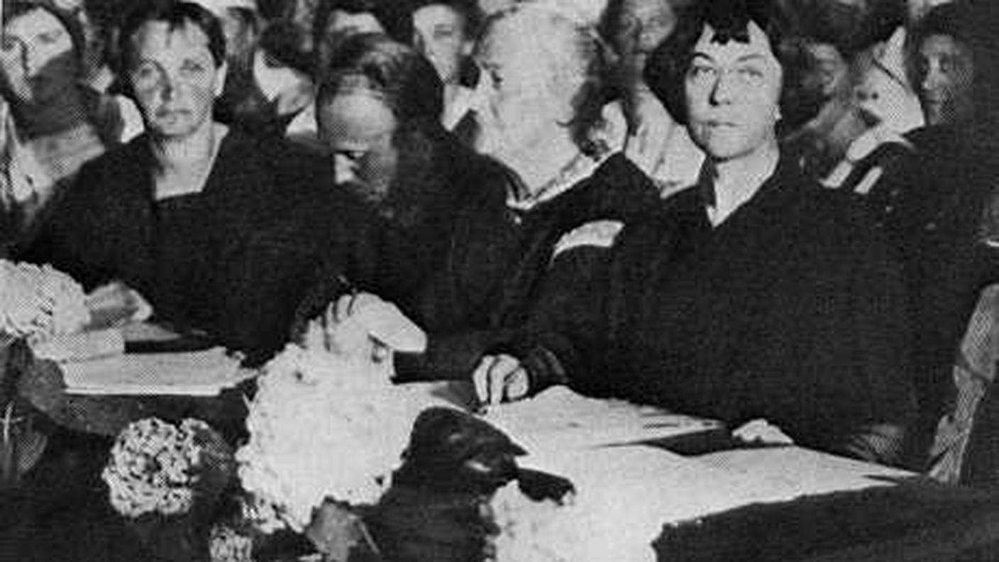Aleksandra Kollontaj nel 1921, con Clara Zetkin alla International Womens Conference (courtesy www.marxists.org)
