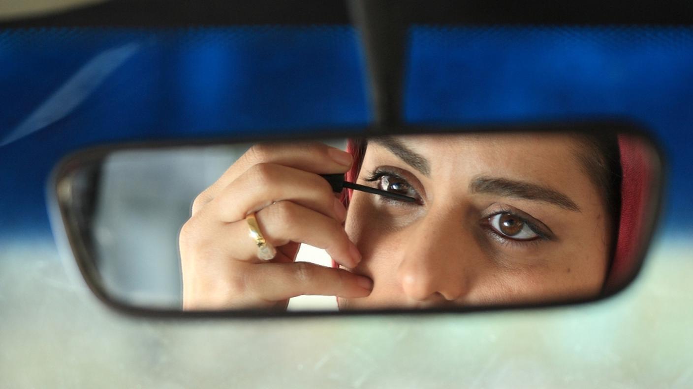 L'attrice Ghazal Shakeri nel film 'Facing Mirrors' (courtesy: Middle East Now)