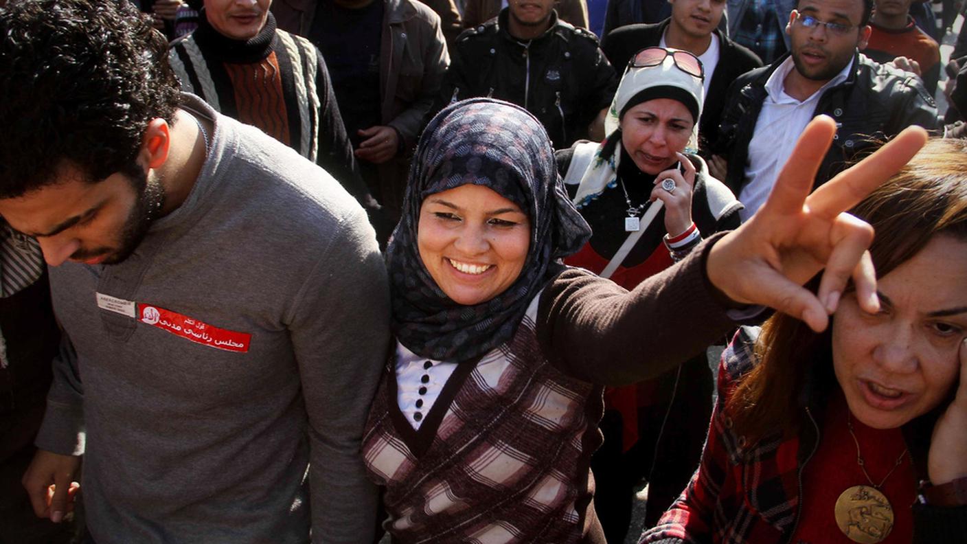 Samira Ibrahim, 25 anni, durante una manifestazione a sostegno dei diritti delle donne al Cairo, martedì 27.12.2011. Un tribunale egiziano ha ordinato di fermare la pratica del "test di verginità" sulle detenute. Ibrahim ha intentato una causa dopo essere stata sottoposta ad un test forzato. (Keystone)