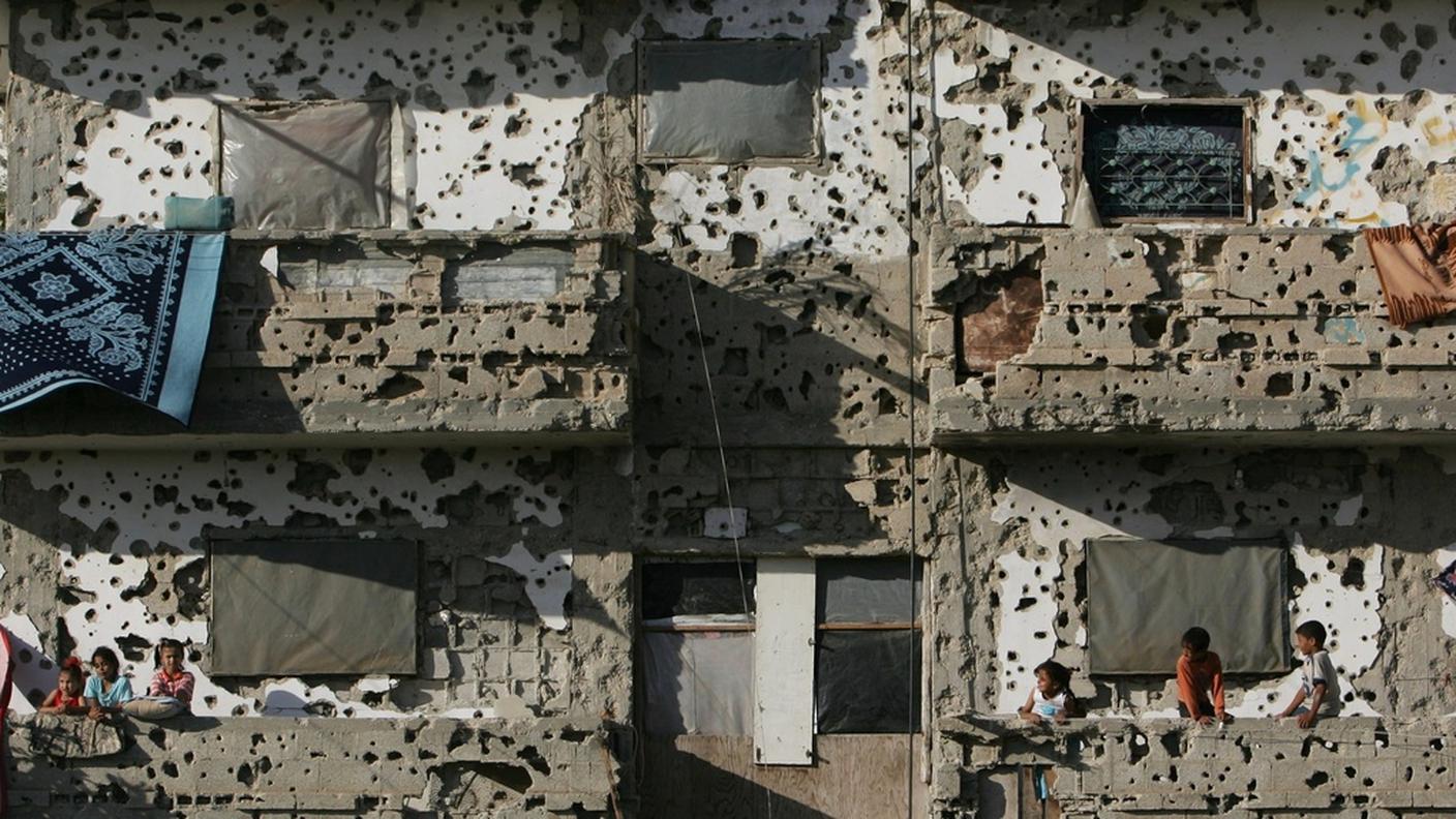 Rafah, striscia di Gaza meridionale: bambini palestinesi nelle loro case danneggiate dalle offensive israeliane (Keystone)