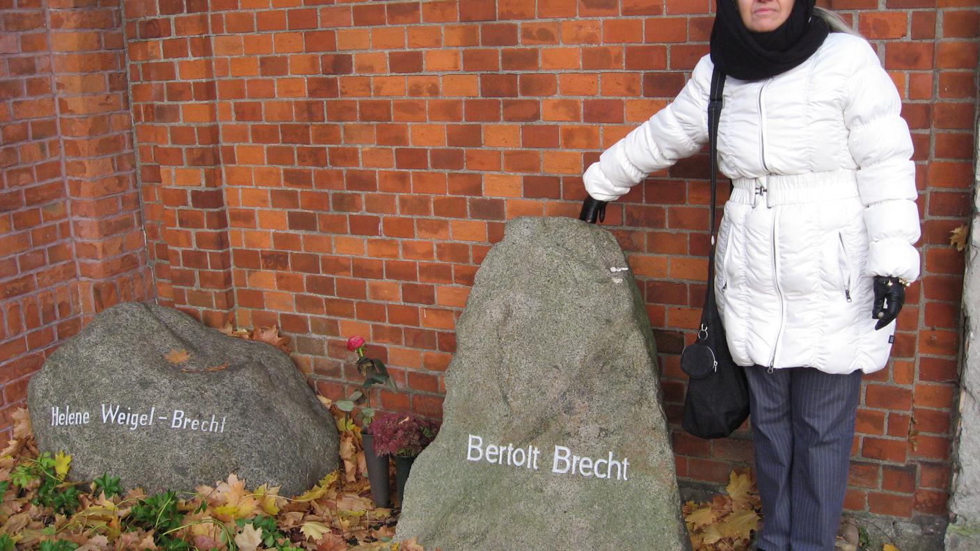Foto sulla tomba di Bertolt Brecht ed Helene Weigel a Berlino (© RSI - Sabrina Faller)