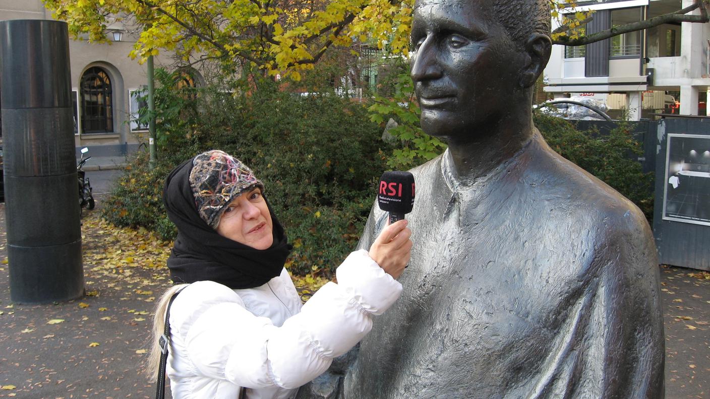 'Intervista' con la statua di Bertolt Brecht, di fronte al teatro del Berliner Ensemble (f© RSI - Sabrina Faller)