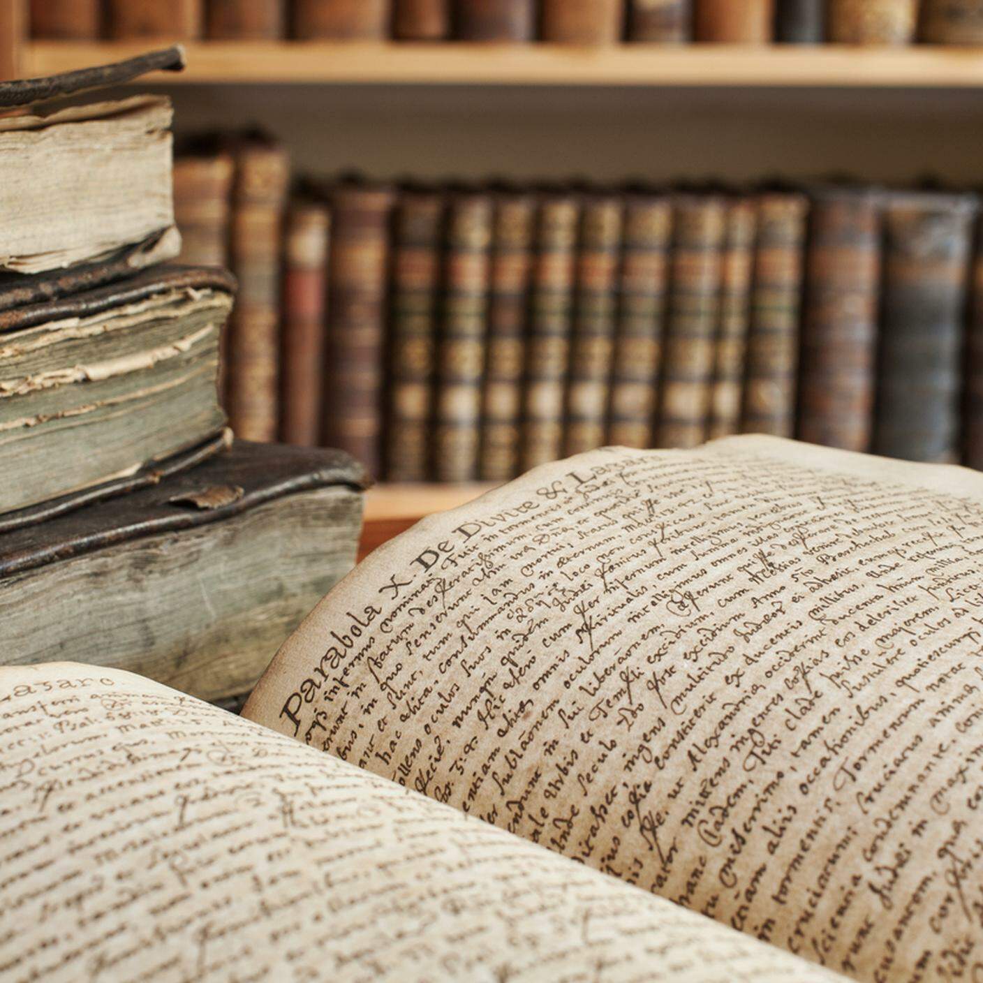 Libro antico in una libreria , leggende, storie