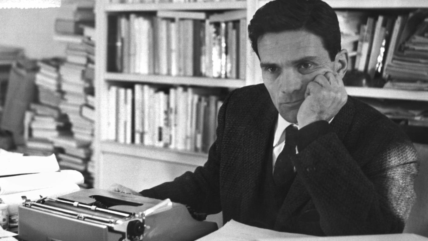 Pier Paolo Pasolini nella sua scrivania