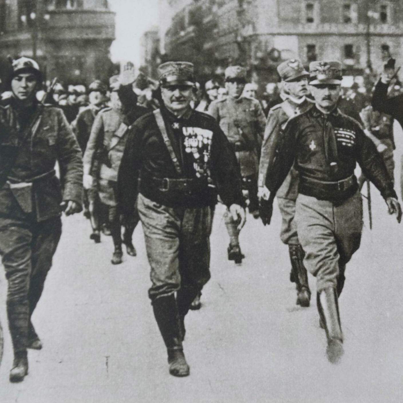 Le camicie nere di Mussolini marciano per le strade di Roma.jpg