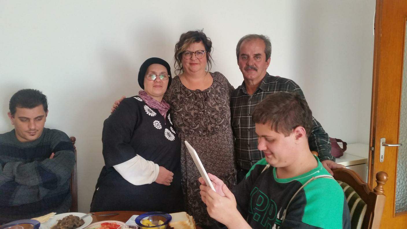 La famiglia siriana insieme a Lara Robbiani Tognina