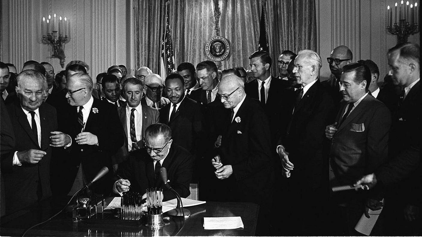 Wiki_Lyndon_Johnson_diritti_civili_Civil_Rights_Act,_luglio_2,_1964.jpg