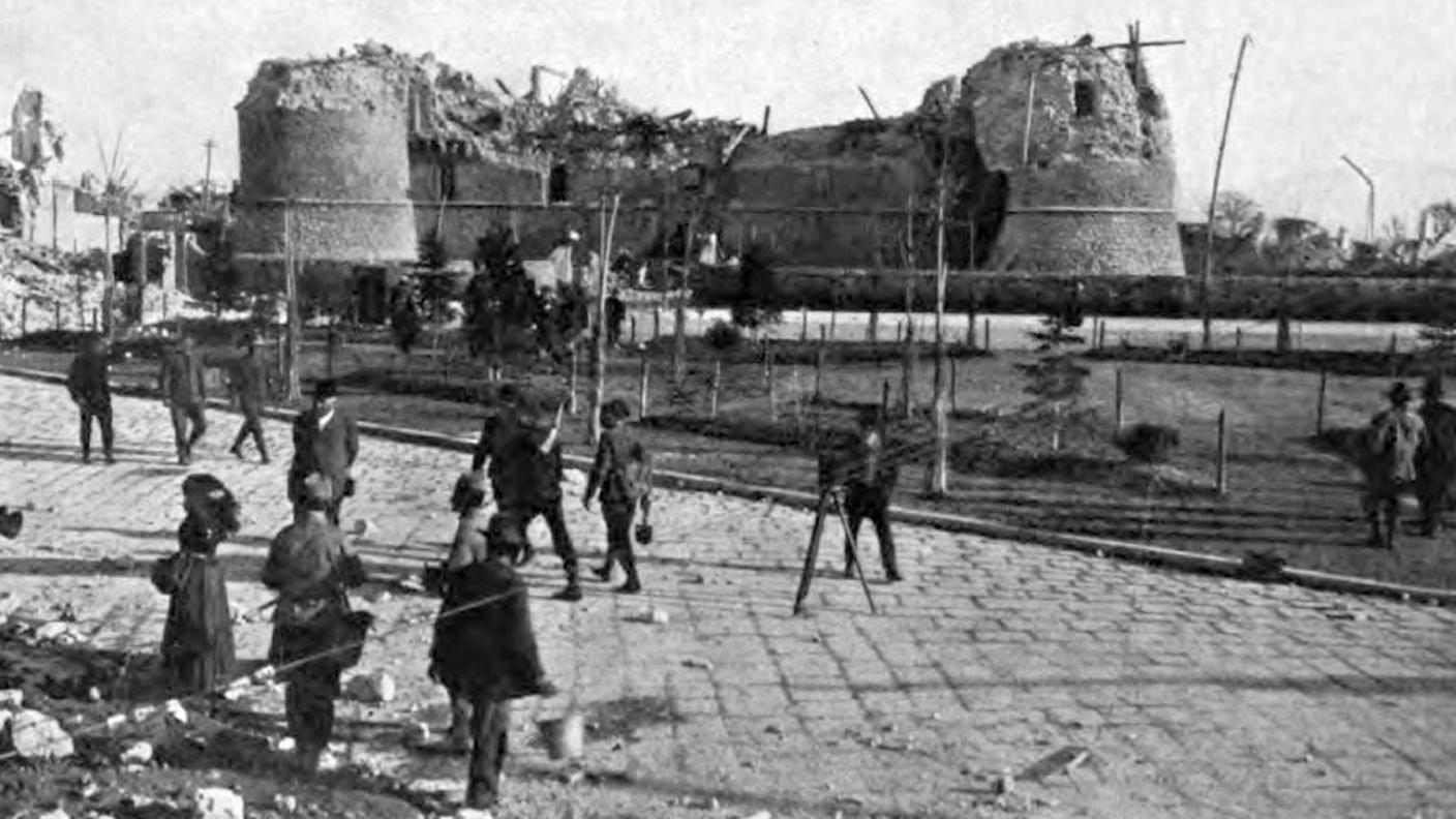 Ruins_of_Castle_Orsini_1915.jpg