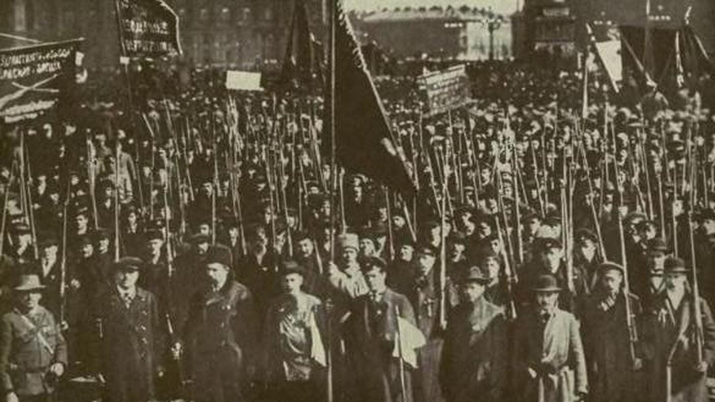 GuardiasRojosJuntoAlPalacioDeInvierno--throughrussianre00willuoft.jpg