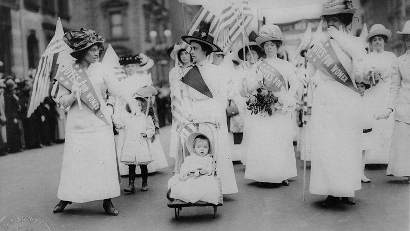 Suffrage_parade,_New_York_City,_1912.jpg