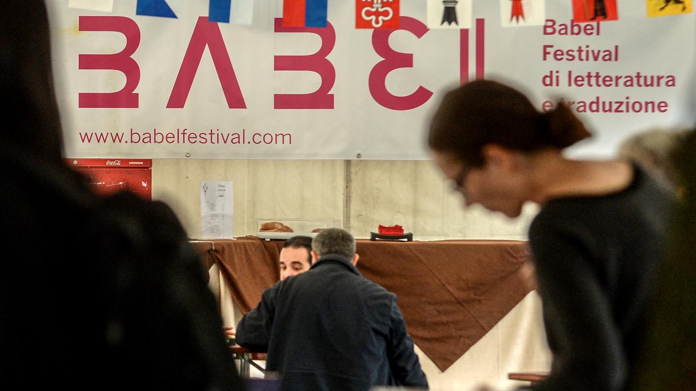 Bellinzona: Festival di letteratura Babel. Nella foto il logo della rassegna all'esterno sotto il gazebo dell'esposizione di libri.
© Ti-Press/Carlo Reguzzi