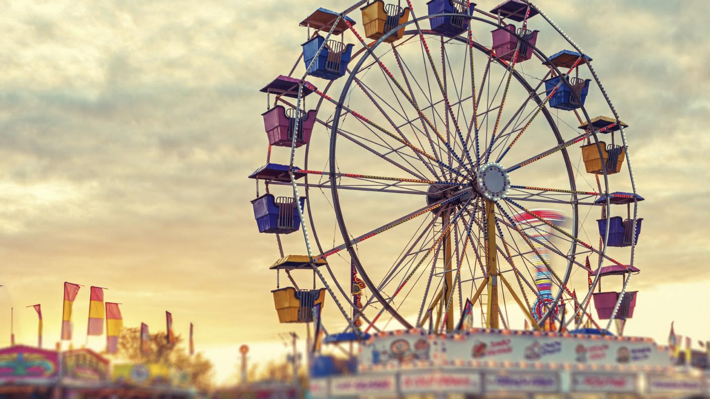 iStock_Luna Park, Divertirsi, Estate, Colore brillante, Venditore ambulante