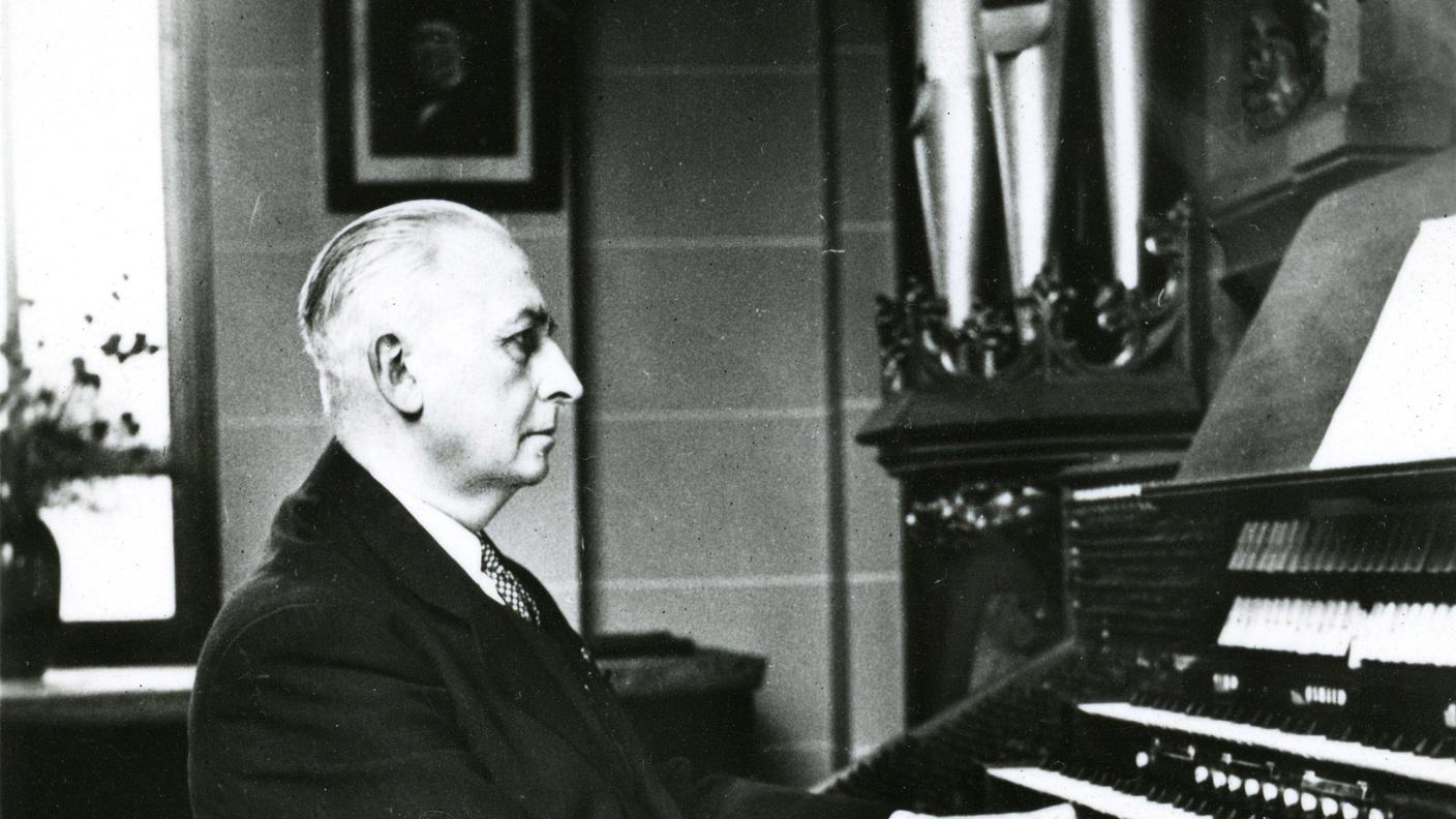 Marcel DUPRE 1886-1971 jouant de l orgue .jpg