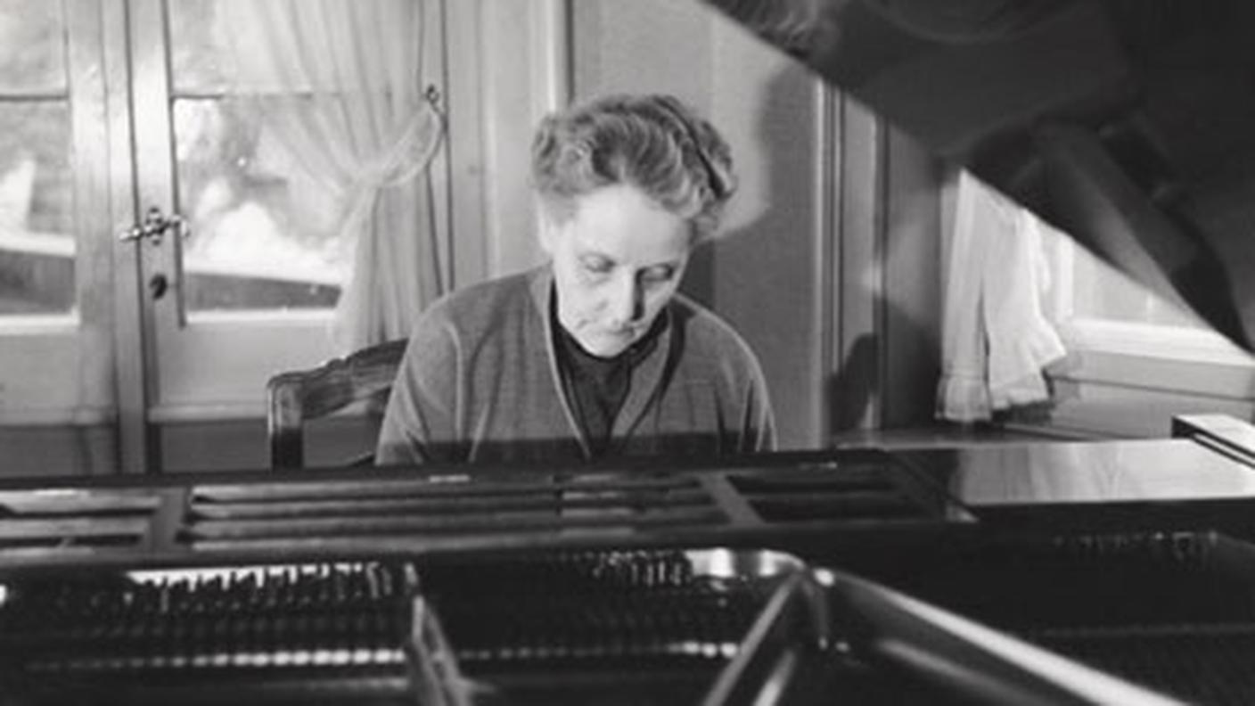 Persa nei suoi pensieri: suona il pianoforte
sul suo pianoforte a coda in Rislingstrasse 1.

(anno non specificato)