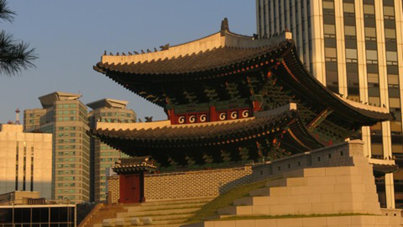 La vecchia Seoul e i suoi tempi, sullo sfondo i grattacieli di una città sempre in movimento.