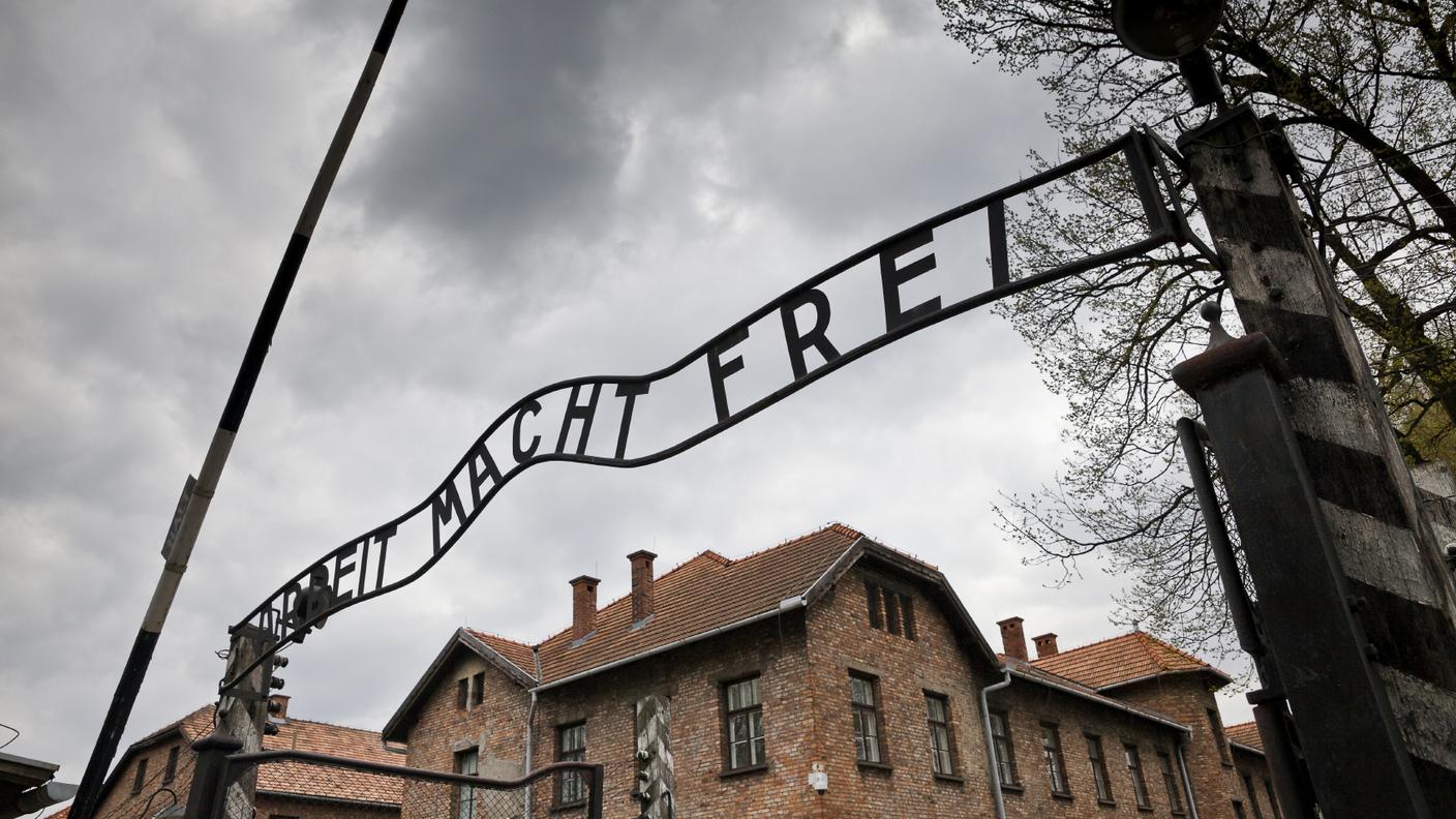 auschwitz_lager_arbeit_macht_frei