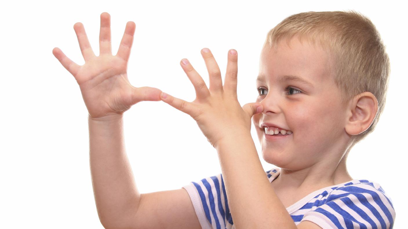 Bambino mima il naso lungo di Pinocchio