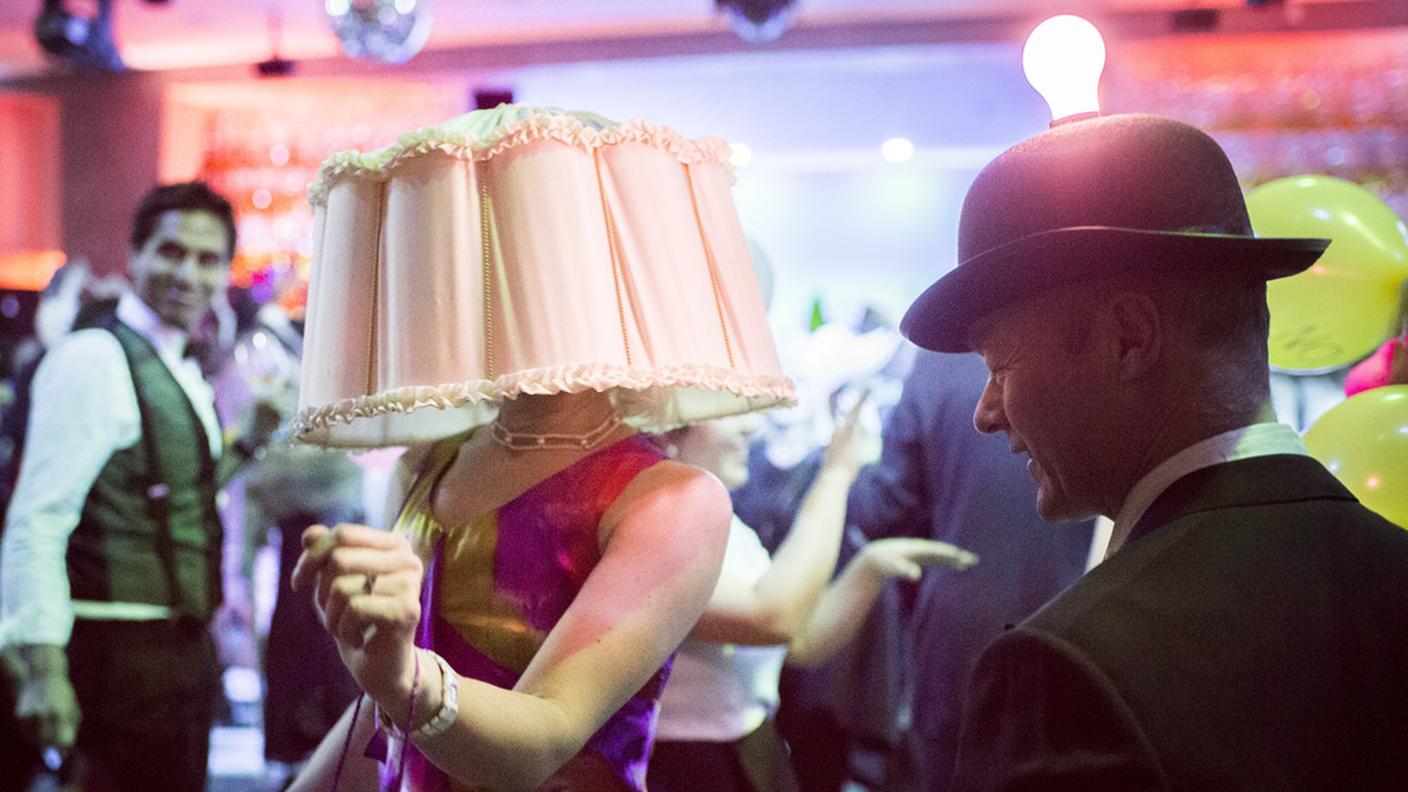 Festa in costume per i 100 anni del movimento dadaista al Kunsthaus di Zurigo