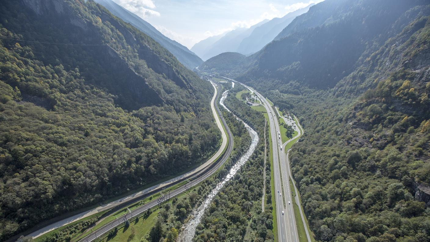 Una veduta aerea della Valle Leventina, nei pressi di Lavorgno, nel Canton Ticino. 