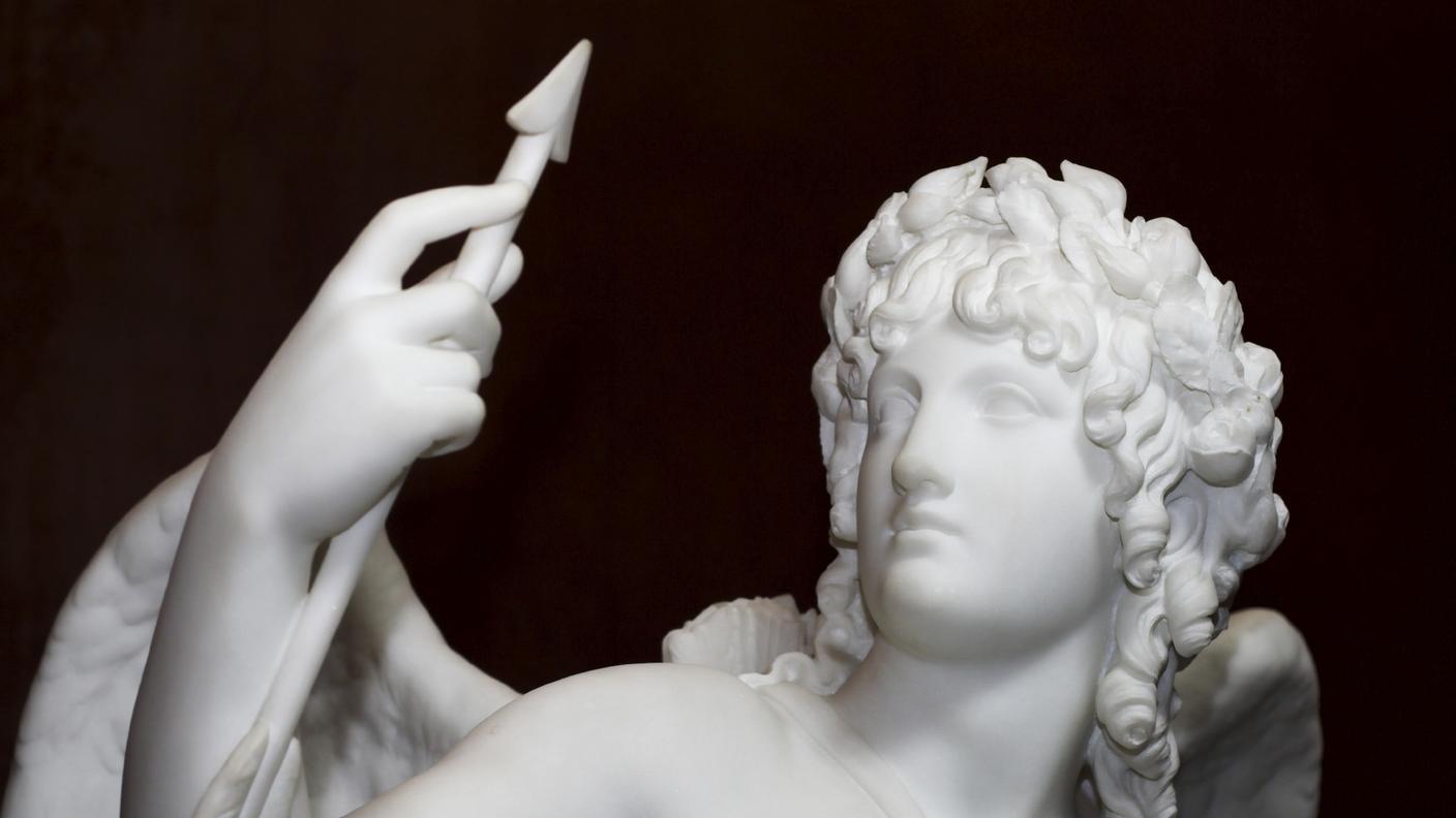 Una statua raffigurante Eros, dio greco dell'amore