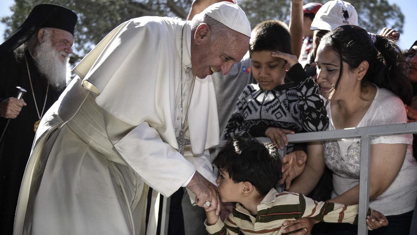 16 aprile 2016: Papa Francesco in visita a Lesbo incontra i migranti del campo di Moria 