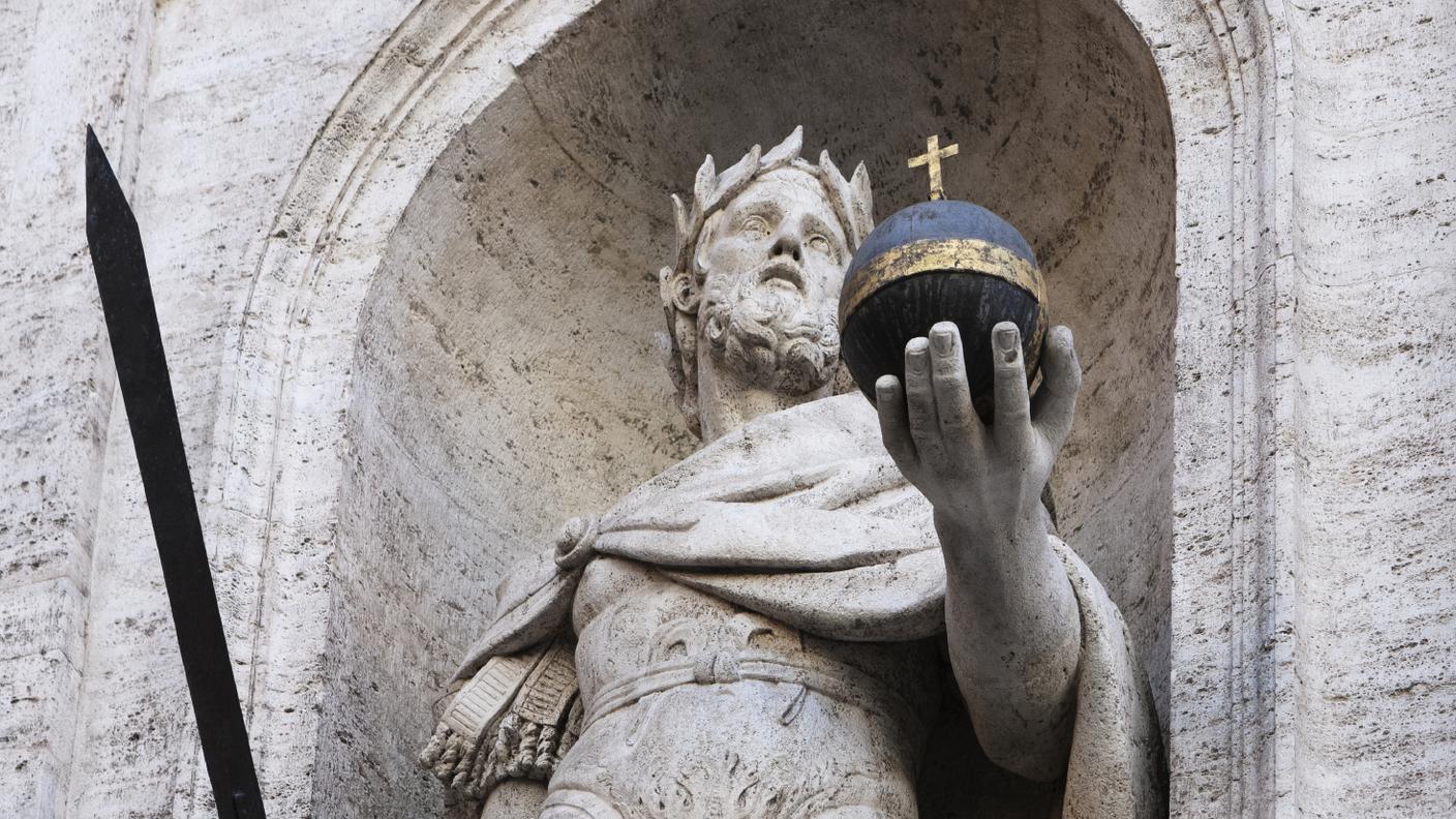 Una statua raffigurante Carlomagno