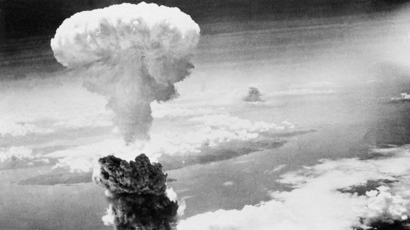 Una gigantesca colonna di fumo sale a formare un fungo atomico, dopo che la seconda bomba nucleare esplode sul porto e la città giapponese di Nagasaki, il 9 agosto 1945. La bomba ha ucciso più di 70.000 persone istantaneamente; decine di migliaia muoiono in seguito agli effetti del fallout radioattivo. Questa foto è stata fatta 3 minuti dopo che la bomba atomica colpì Nagasaki (Keystone)