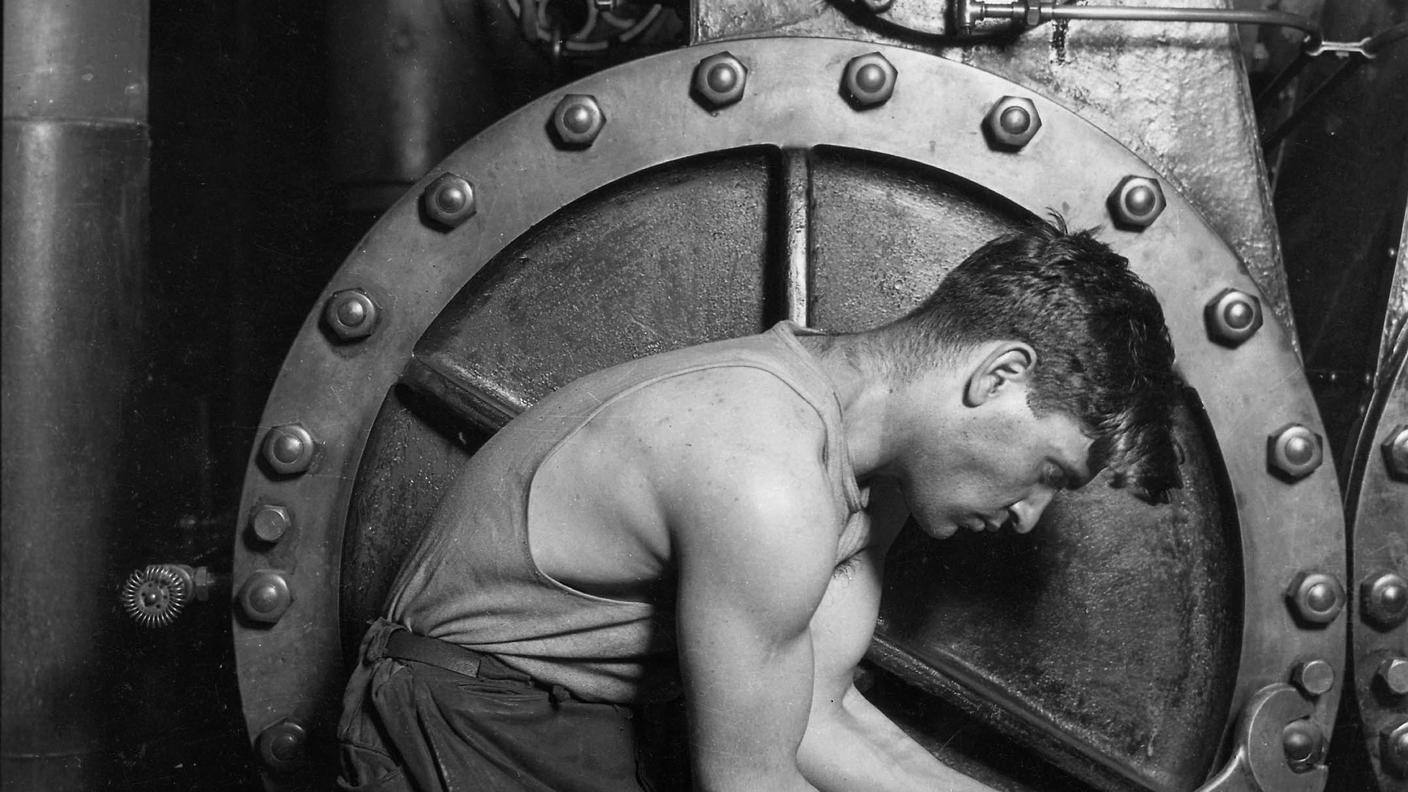 Un operaio addetto a una macchina a vapore (1920)